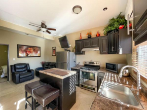 Mexican Accent Apartment Steps From The Bay #2